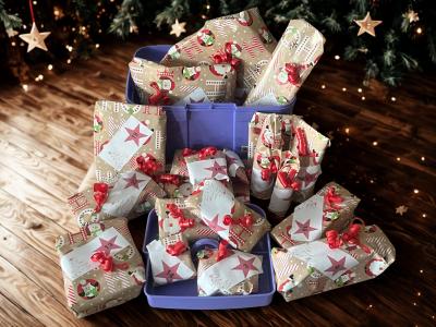 Abbildung Adventskalender Putzbox weihnachtlich verpackt